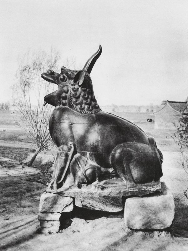 Taiyuanfu, Shansi, Bronze-enhjørning, der vogter Fen-floden (s/h-foto) af Ernst Boerschmann