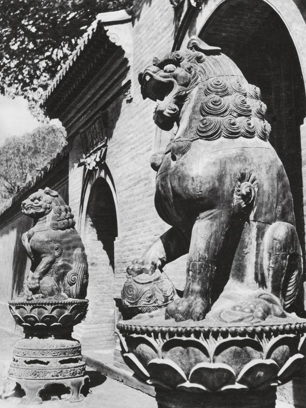 Taiyuanfu, Ta pei sze, Shansi, Bronzeløver ved tempelindgangen (s/h-foto) af Ernst Boerschmann