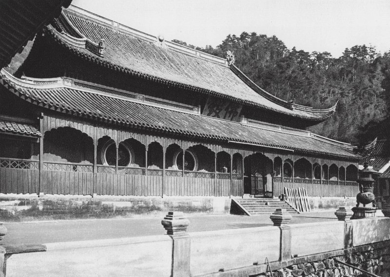 Tien tung sze, Chekiang, hovedsalen i klosteret for den himmelske dreng nær Ningpo (s/h-foto) af Ernst Boerschmann