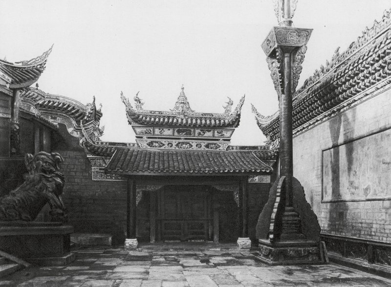 Tzeliutsing, Shansi hui kuan, Szechuan, Indvendig gård med sideindgang og flagstang i Shansi-klubben (s/h-foto) af Ernst Boerschmann