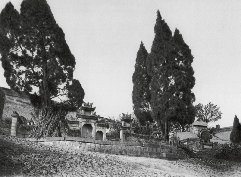 Wanhien, Kiao ting shan, Szechuan, Grav på skråningerne af Kiao ting Hill nær Wanhien (s/h-foto) af Ernst Boerschmann