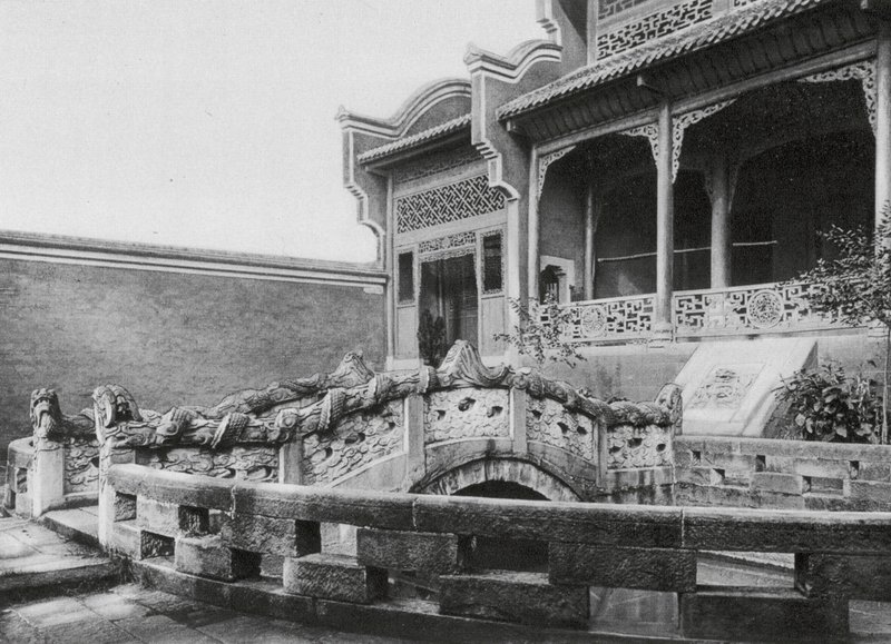 Wanhien, Wen miao, Szechuan, Forgård med dam og dragebro i Konfucius-templet i Wanhien (s/h-foto) af Ernst Boerschmann