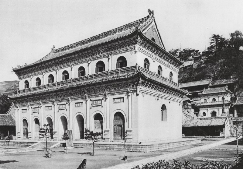 Wu tai shan, Hien tung sze, Shansi, buddhistisk bibliotek og terrasserne for enden af klosteret (s/h-foto) af Ernst Boerschmann