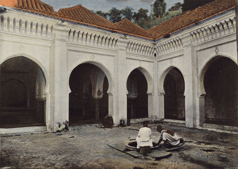 Gårdhave til Sidi-El-Haloni-moskeen, i Tlemcen af European Photographer