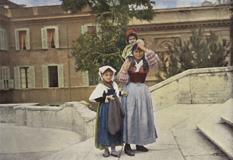 Rom, familie på vej op til bjergets treenighed af European Photographer