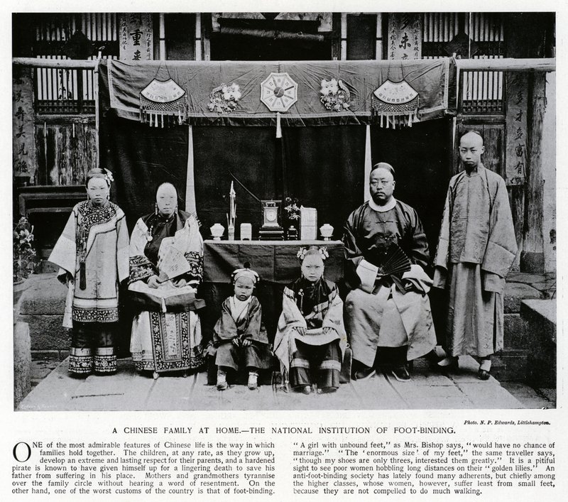En kinesisk familie hjemme, National Institution of Foot-Binding (s/h foto) af European Photographer
