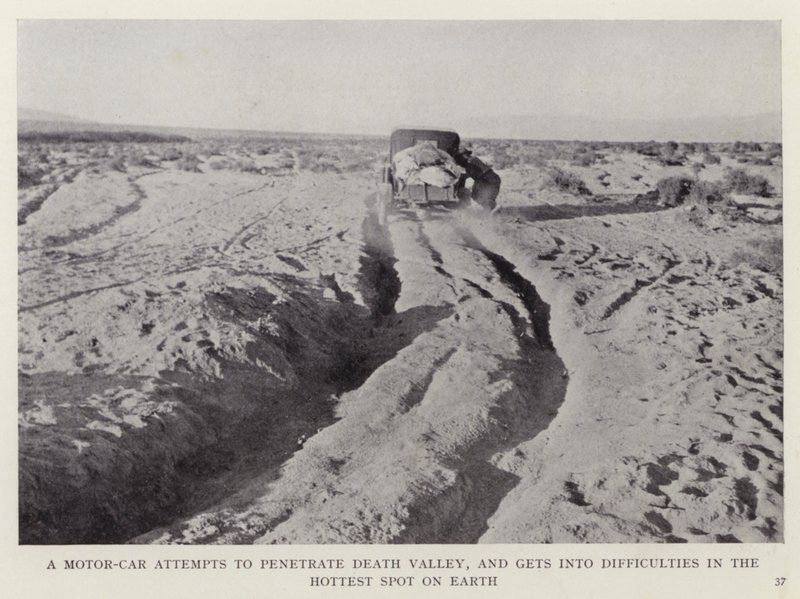 En bil forsøger at trænge ind i Death Valley og kommer i vanskeligheder på det varmeste sted på jorden (s/h foto) af European Photographer