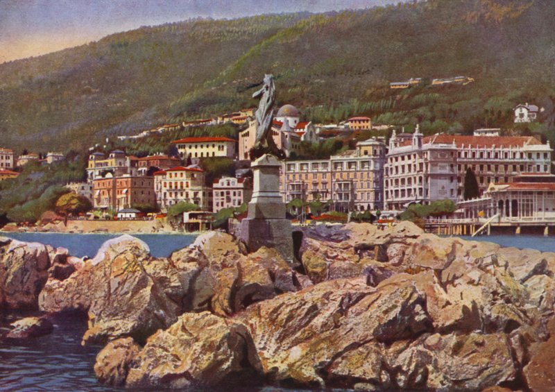 Opatija, nu Opatija i Kroatien: Madonna del Mare, i baggrunden kirken St Mary Announced (foto) af European Photographer
