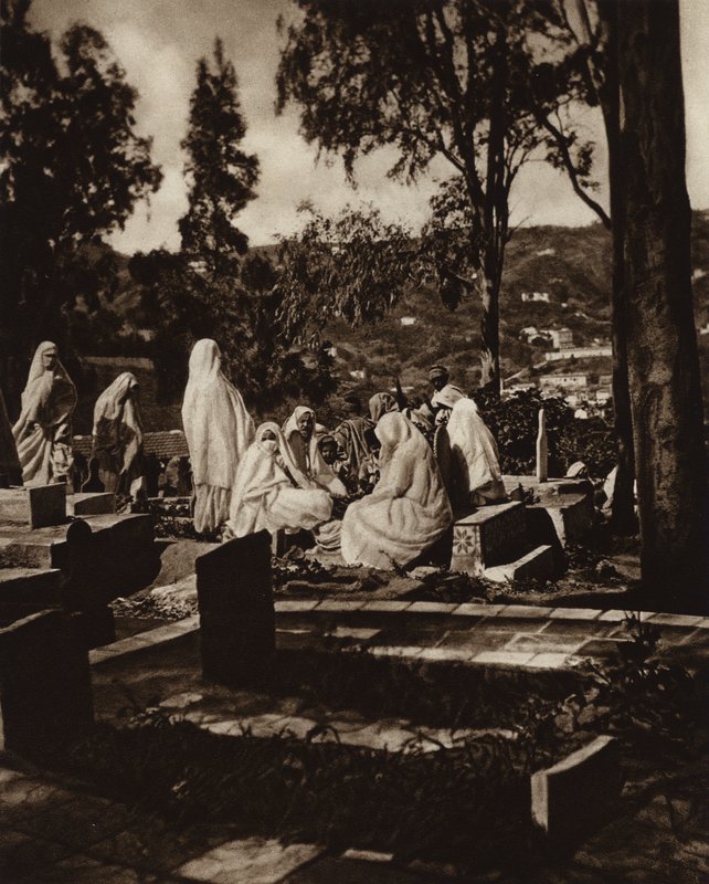 Algier, arabiske kvinder på en kirkegård (s/h foto) af European Photographer