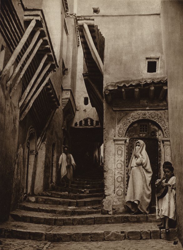 Algier, gade i den gamle bydel (s/h-foto) af European Photographer