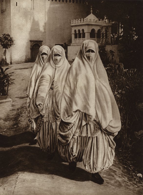 Algier, Kvinder på gåtur (s/h-foto) af European Photographer