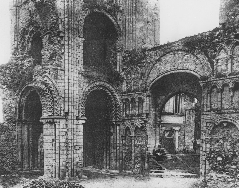 Castle Acre Priory, Norfolk, Interiør af West End of Church (s/h-billede) af European Photographer