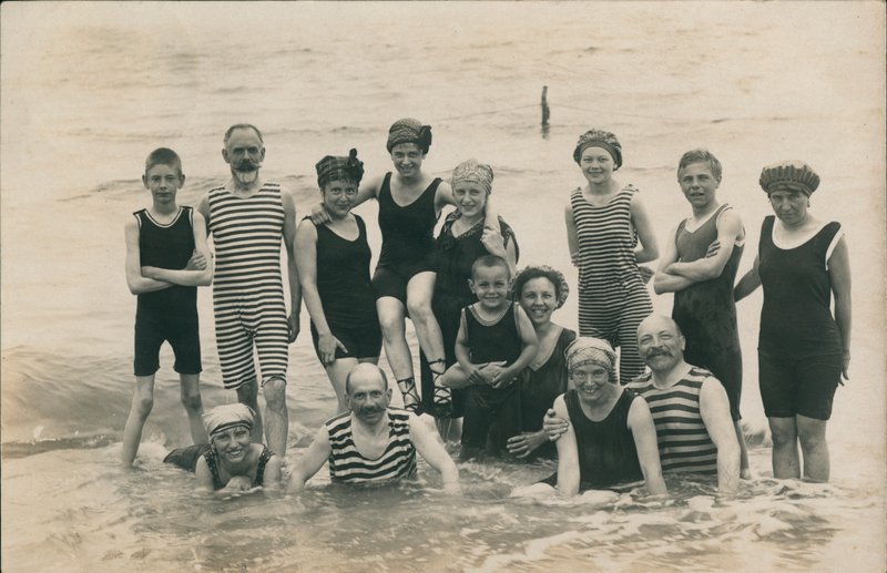 Gruppe af mennesker ved havet (s/h-foto) af European Photographer