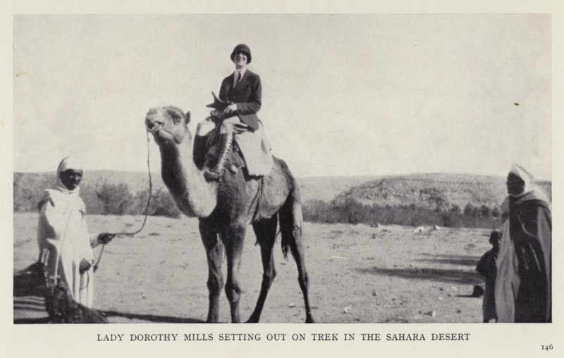 Lady Dorothy Mills begiver sig ud på vandring i Sahara-ørkenen (s/h-billede) af European Photographer