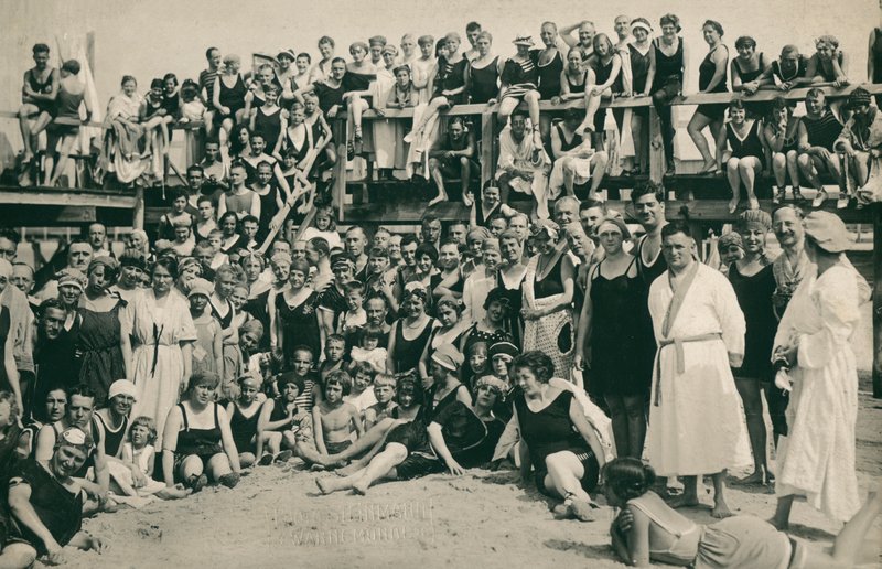 Stor gruppe mennesker ved havet (s/h-foto) af European Photographer