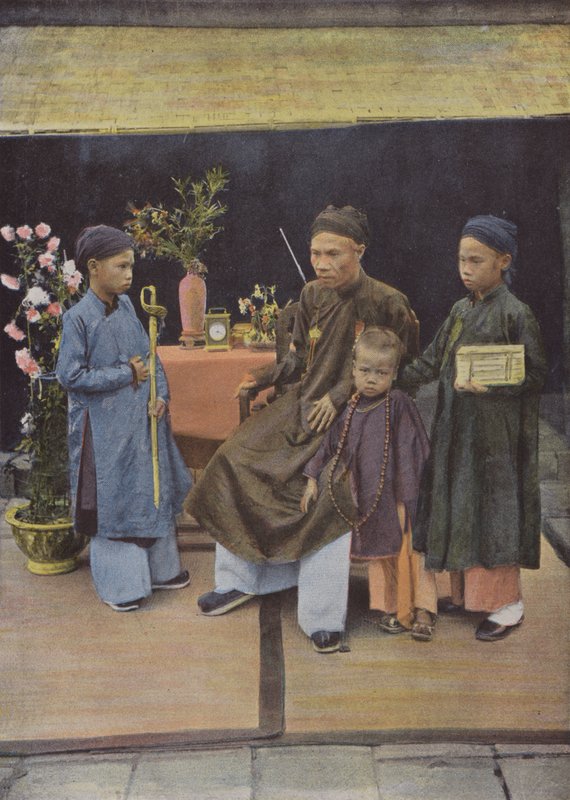 Guvernør Dao-Tan og hans børn af European Photographer