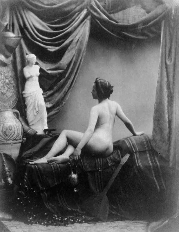 Nøgen dame beundrer figuren af Venus fra Milo (s/h-foto) af European Photographer