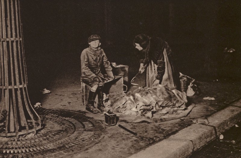 Paris: Chiffonniers; Rag-pickers (s/h-foto) af European Photographer