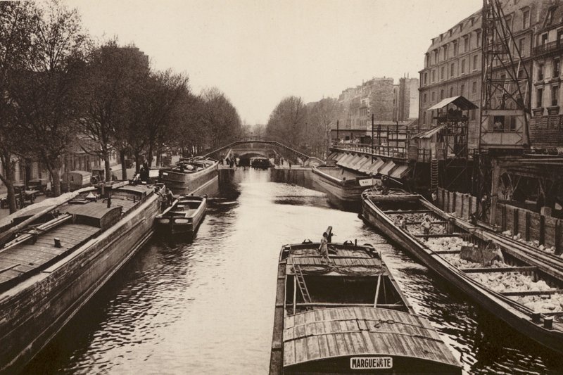 Paris: Les peniches sur le Canal St-Martin; Pinnacerne på "Canal St-Martin" (s/h-foto) af European Photographer
