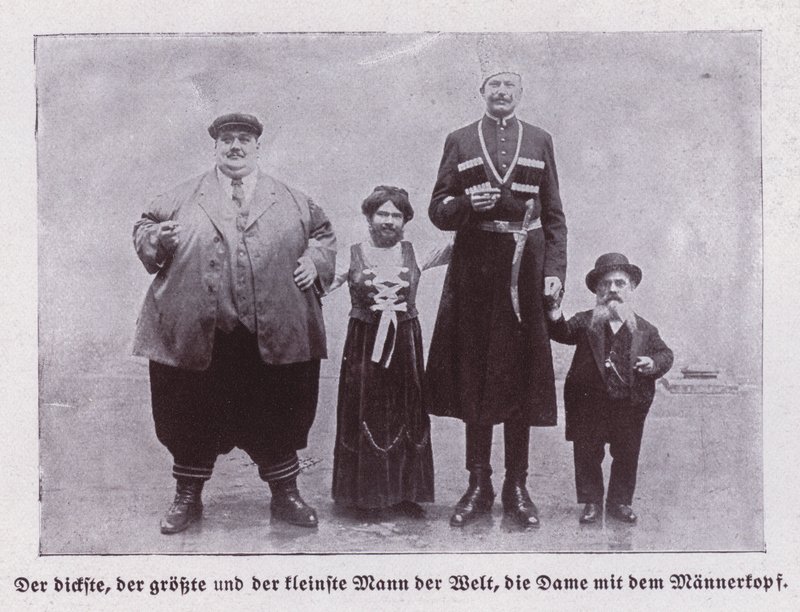 De fedeste, højeste og korteste mænd i verden og en skægget dame (s/h-billede) af European Photographer