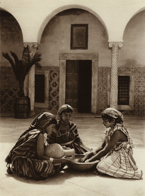 Tunis, Gruppe af kvinder i et arabisk hus (s/h-foto) af European Photographer