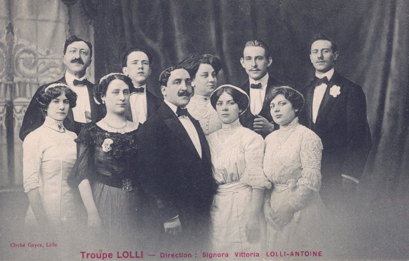 Vittoria Lolli-Antoine og Troupe Lolli (s/h foto) af European Photographer