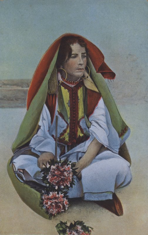 Kvinde i traditionel dragt, muligvis Nordafrika (farvefoto) af European Photographer