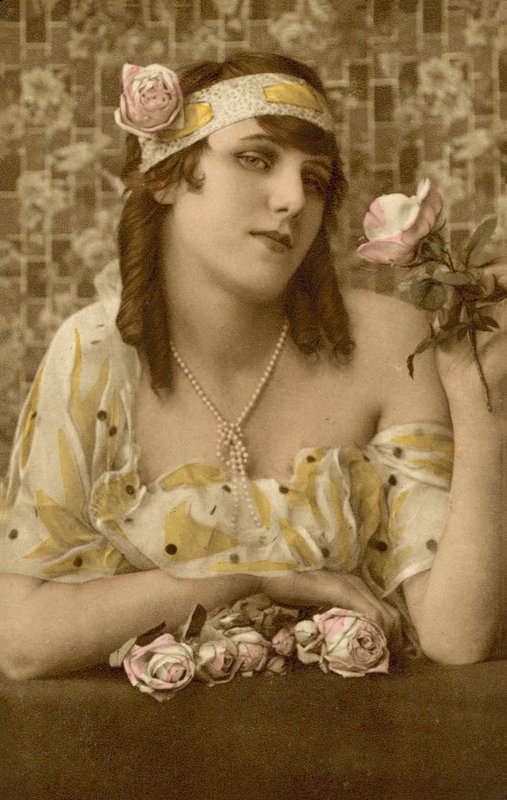 Kvinde poserer med blomster (foto i farver) af European Photographer