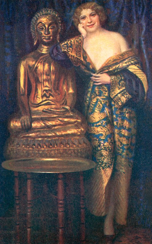 Halvnøgen kvinde klædt i en kappe ved siden af en gylden statue af Buddha (farvelitografi) af European School