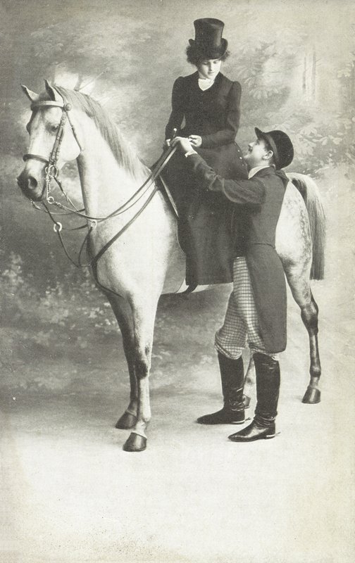 Kvinde og mand i ridedragt (s/h-foto) af European School