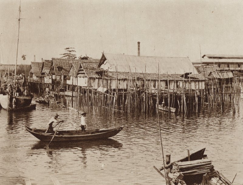 Fiskerhuse på bygget på pæle over vandet, Singapore (s/h foto) af Ewing Galloway