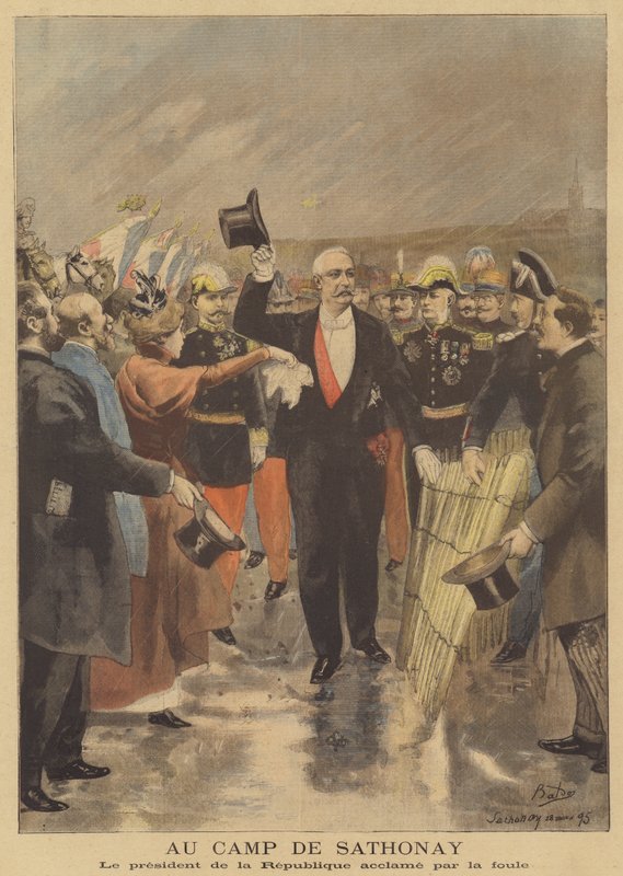 Præsident Faure hyldes af publikum på Camp de Sathonay af French School