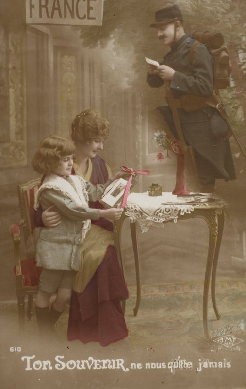 En mor og et barn forbereder et brev til deres soldatfar (farvet foto) af French Photographer