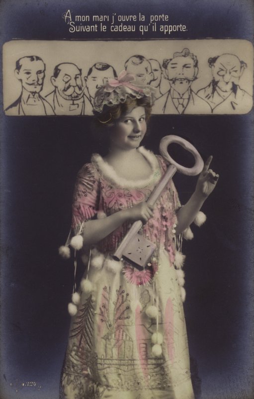 En ung kvinde holder en stor nøgle og peger på flere mænd, som hun vil vælge en mand af (tonet fotocollage) af French Photographer