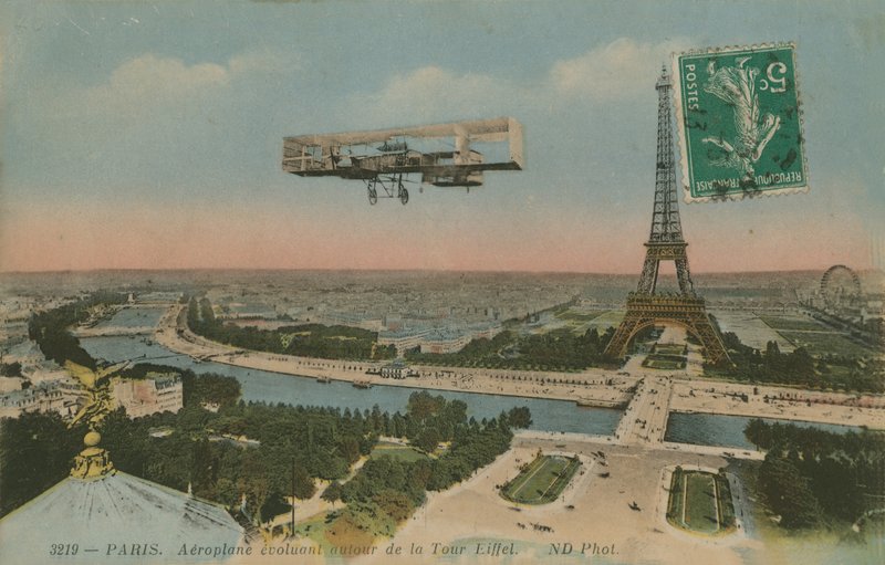 Fly, der cirkler rundt om Eiffeltårnet i Paris, Frankrig. Postkort sendt i 1913. af French Photographer
