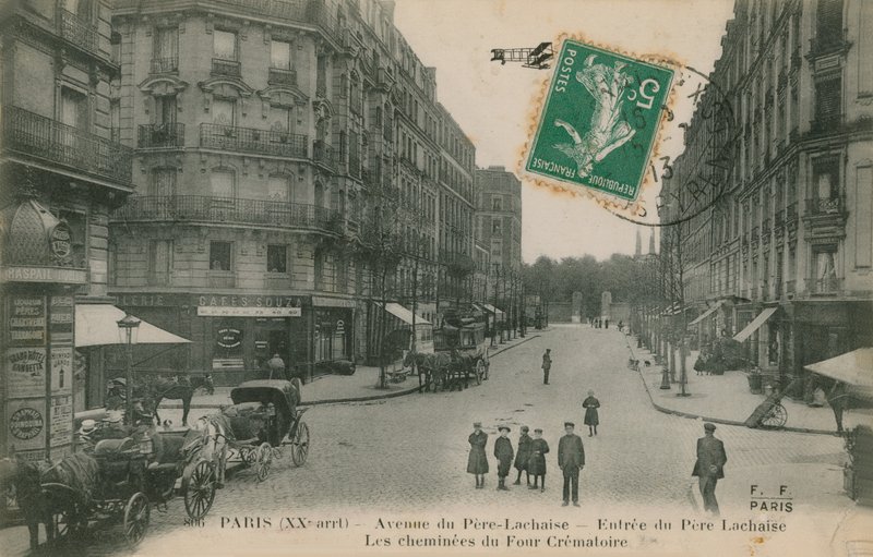 Avenue du Pere-Lachaise i det 20. arrondissement i Paris, Frankrig. Gadeudsigt med indgangen til Pere Lachaise kirkegård og krematoriets skorstene. Postkort sendt i 1913. af French Photographer