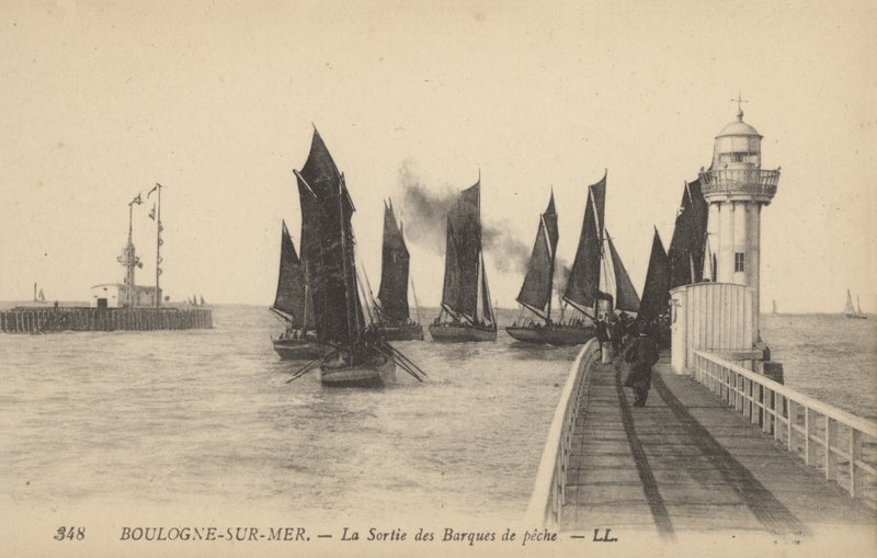 Boulogne-sur-Mer, forlader fiskerbådene (s/h-billede) af French Photographer
