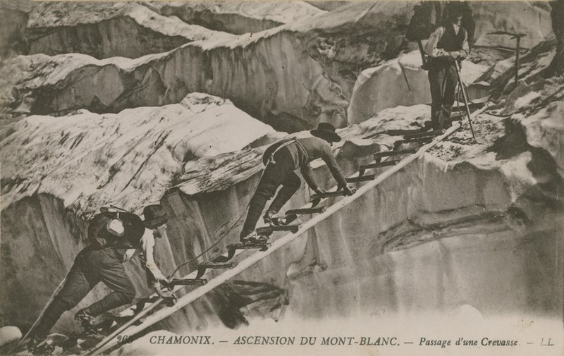 Chamonix - bestigningen af Mont Blanc. Klatrere passerer en sprække. Postkort sendt i 1913. af French Photographer
