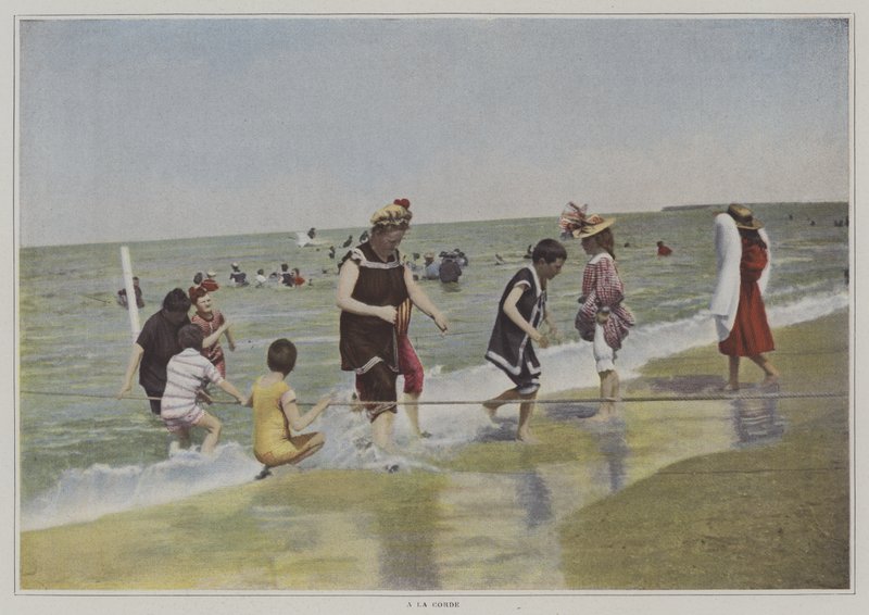 Børn leger med et reb på stranden (farvefoto) af French Photographer