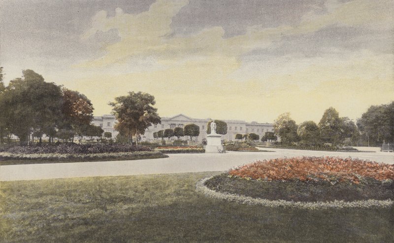 Compiegne, facaden af ​​paladset på den lille park af French Photographer