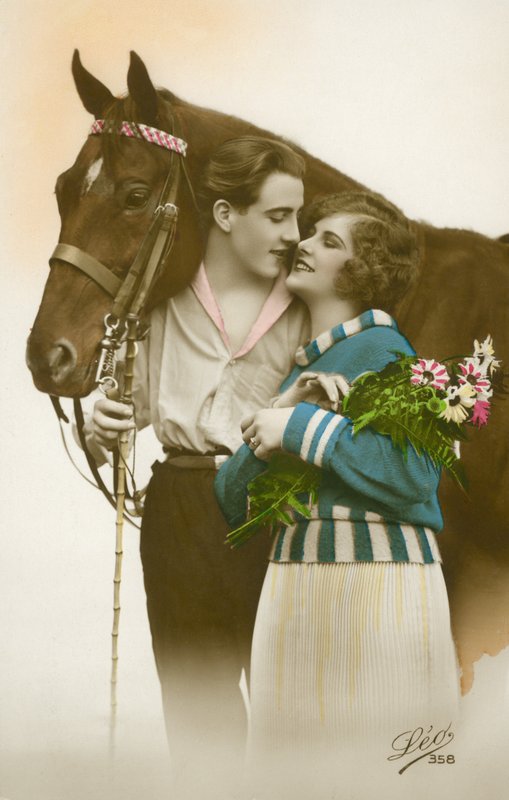 Par, der skal kysse, står ved brun hest (farvefoto) af French Photographer
