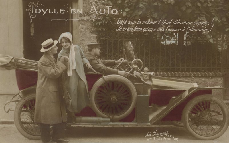 Par med en bil (farvefoto) af French Photographer