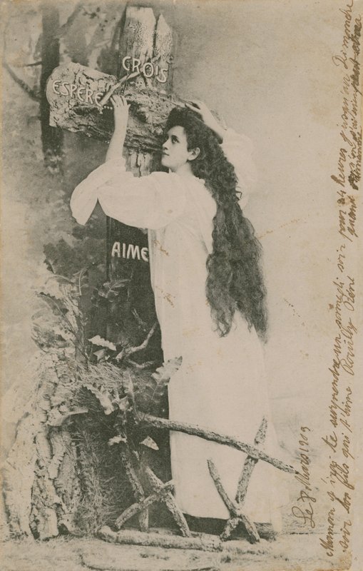 Crois Espere Aime (Believe Hope Love). Postkort sendt i 1913. Håndskrift på højre kant er personlig besked mellem familiemedlemmer. af French Photographer