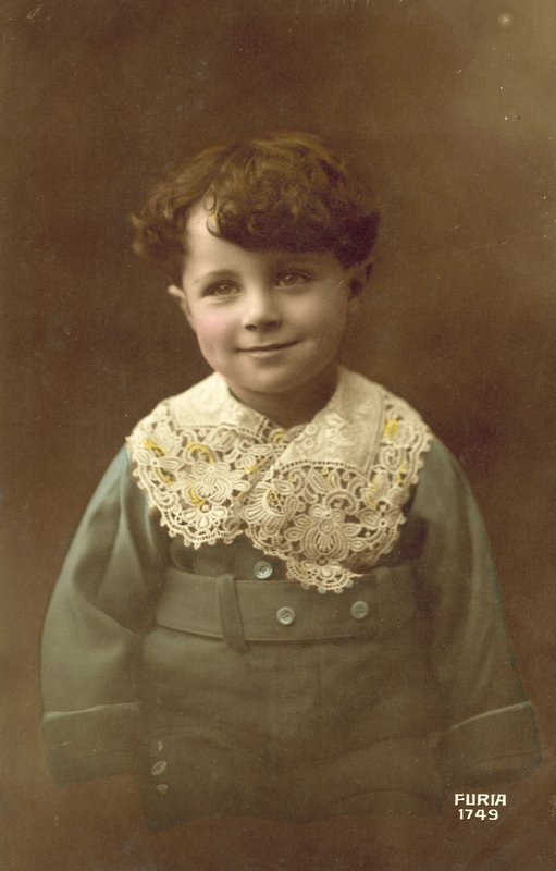 Sød dreng med et stort smil (farvefoto) af French Photographer