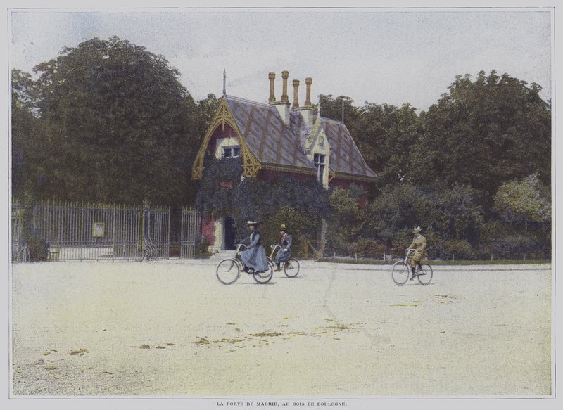 Cyklister, der kører forbi Porte de Madrid i Bois de Boulogne, Paris (farvefoto) af French Photographer