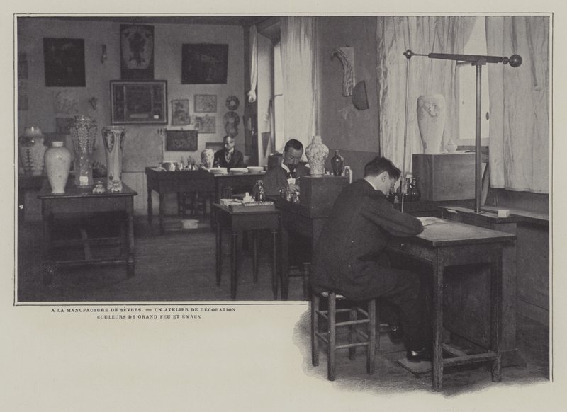 Udsmykningsværksted på Sevres porcelænsfabrik, Frankrig (s/h foto) af French Photographer