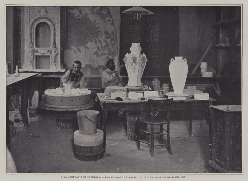 Emaljering med pensel på Sevres porcelænsfabrik, Frankrig (s/h foto) af French Photographer