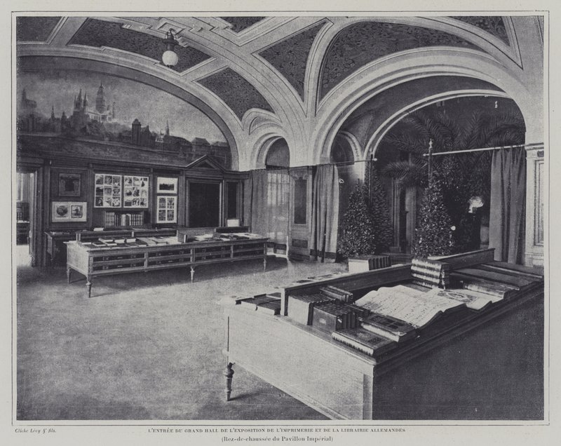 Indgang til den store sal til udstillingen af trykning og bøger i den tyske pavillon på Exposition Universelle 1900, Paris (s/h foto) af French Photographer