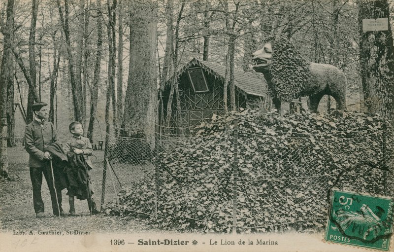 Far og søn ser på løveskulptur i Saint Dizier. Postkort sendt i 1913. Udgivet af A Gauthiers bibliotek. af French Photographer