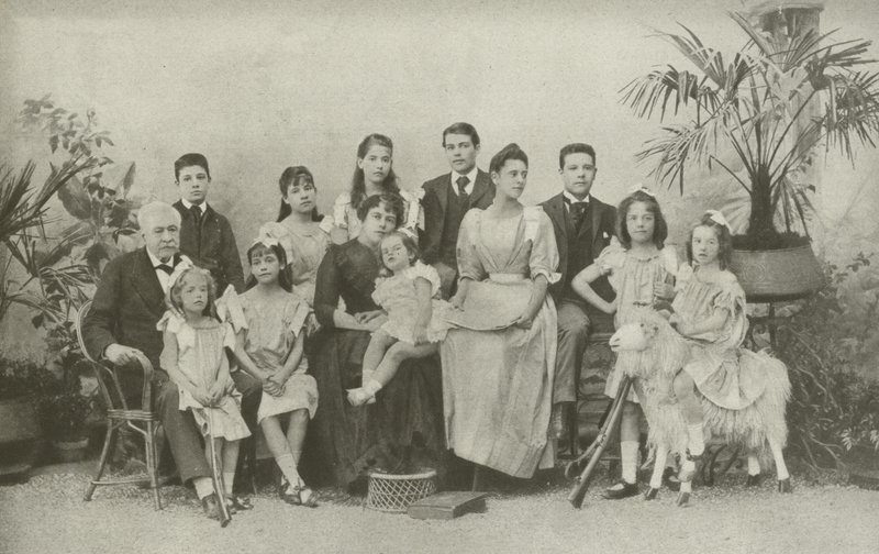 Ferdinand De Lesseps, med sin kone og børn (s/h foto) af French Photographer